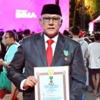 Bupati Kuningan, H. Acep Purnama Terima Tanda Kehormatan Satyalancana Wira Karya